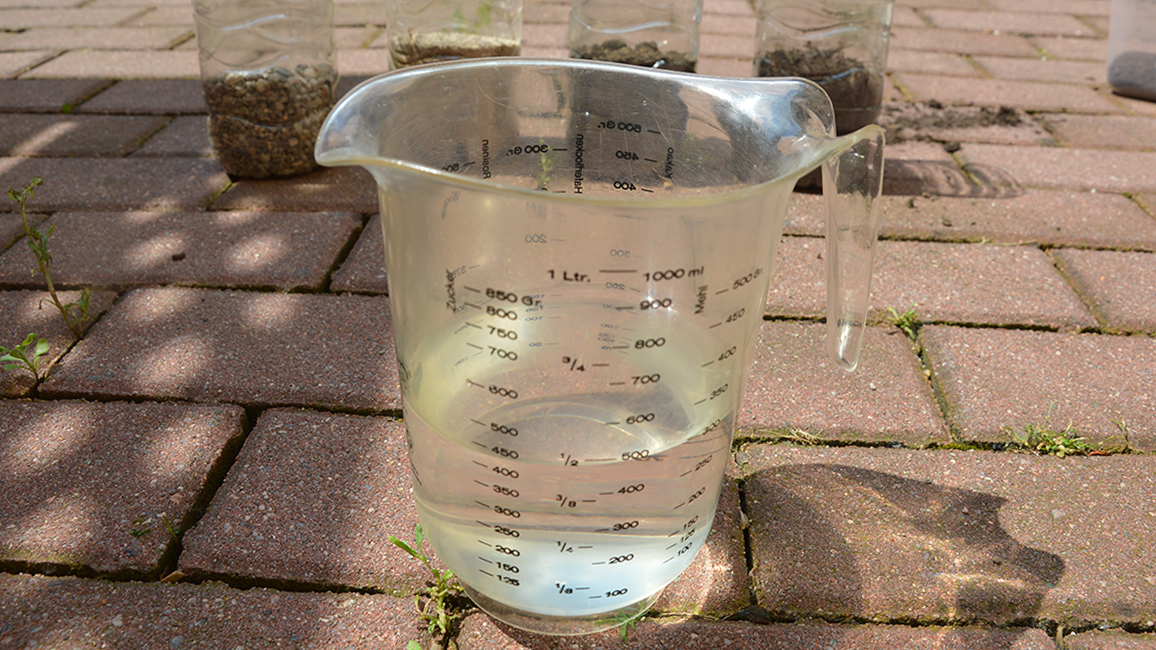 Messbecher mit Leitungswasser