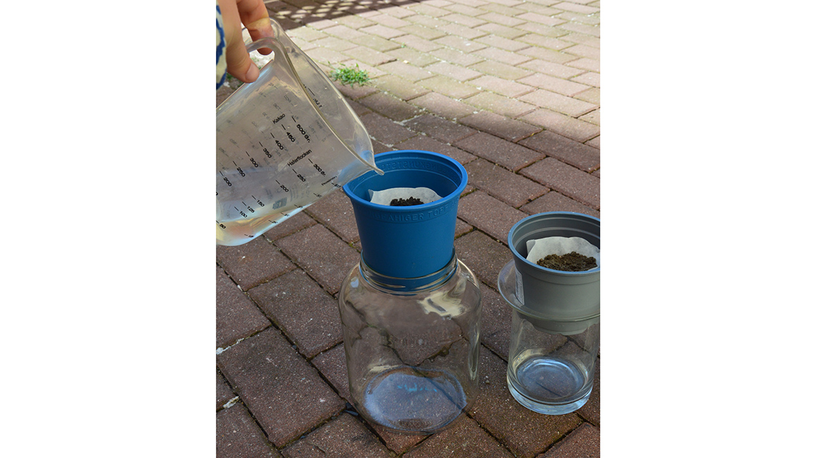 Wasser in Filter füllen