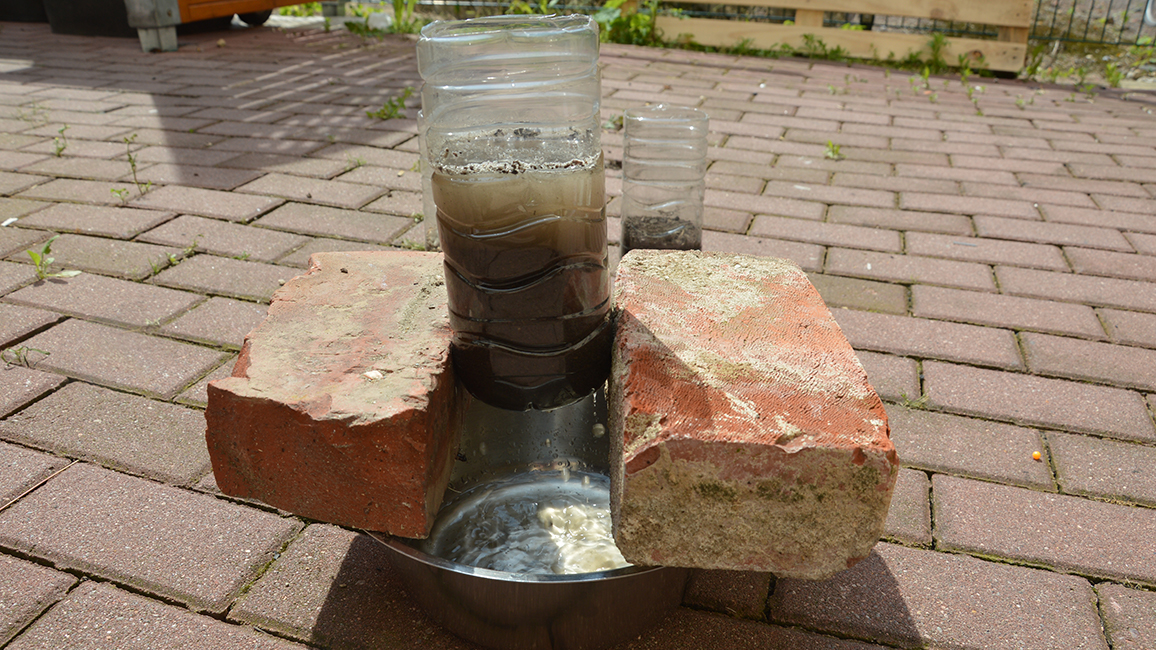 Wasser läuft durch Erdprobe
